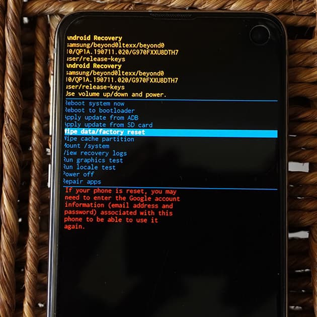 Android Recovery с выбранным пунктом Wipe data factory reset