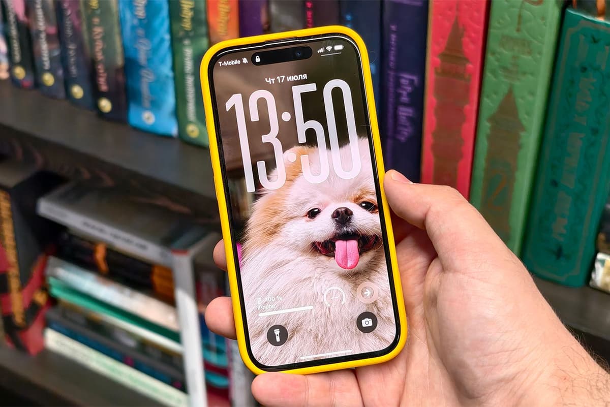 iPhone с экраном блокировки в стиле Liquid Glass