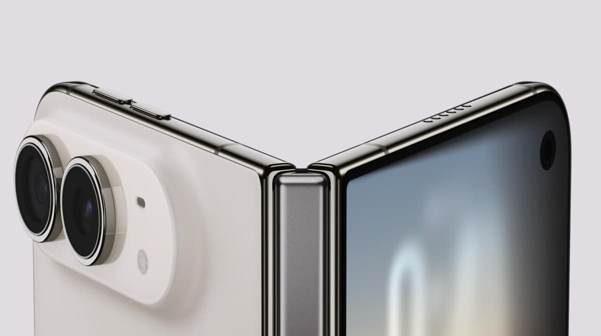 Раскрытый iPhone Duo с внутренним экраном