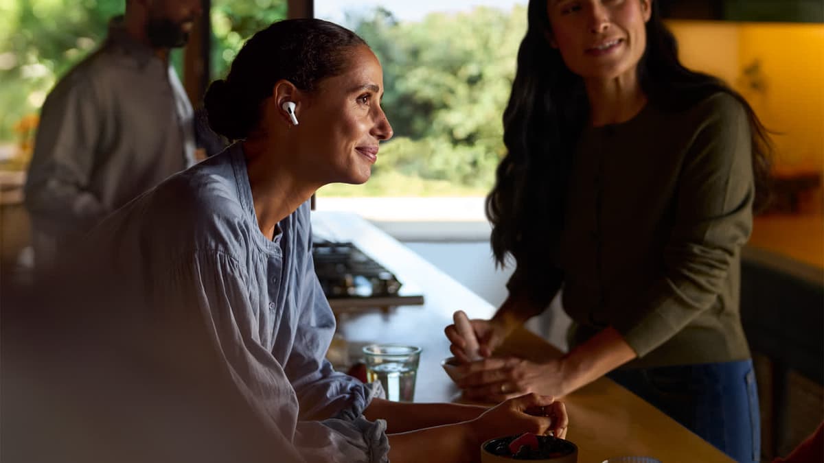 Человек в AirPods дома